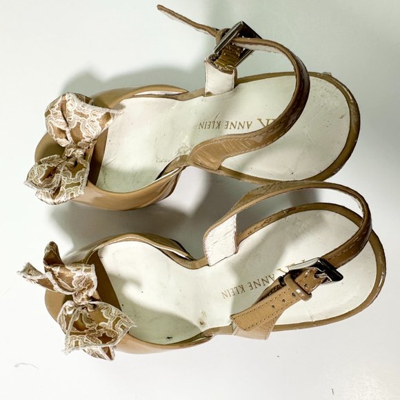 ANNE KLEIN "Akelisha" Patent Slingback Peep-Toe Bow Tan Nude Sz 7 - Picture 5 of 7